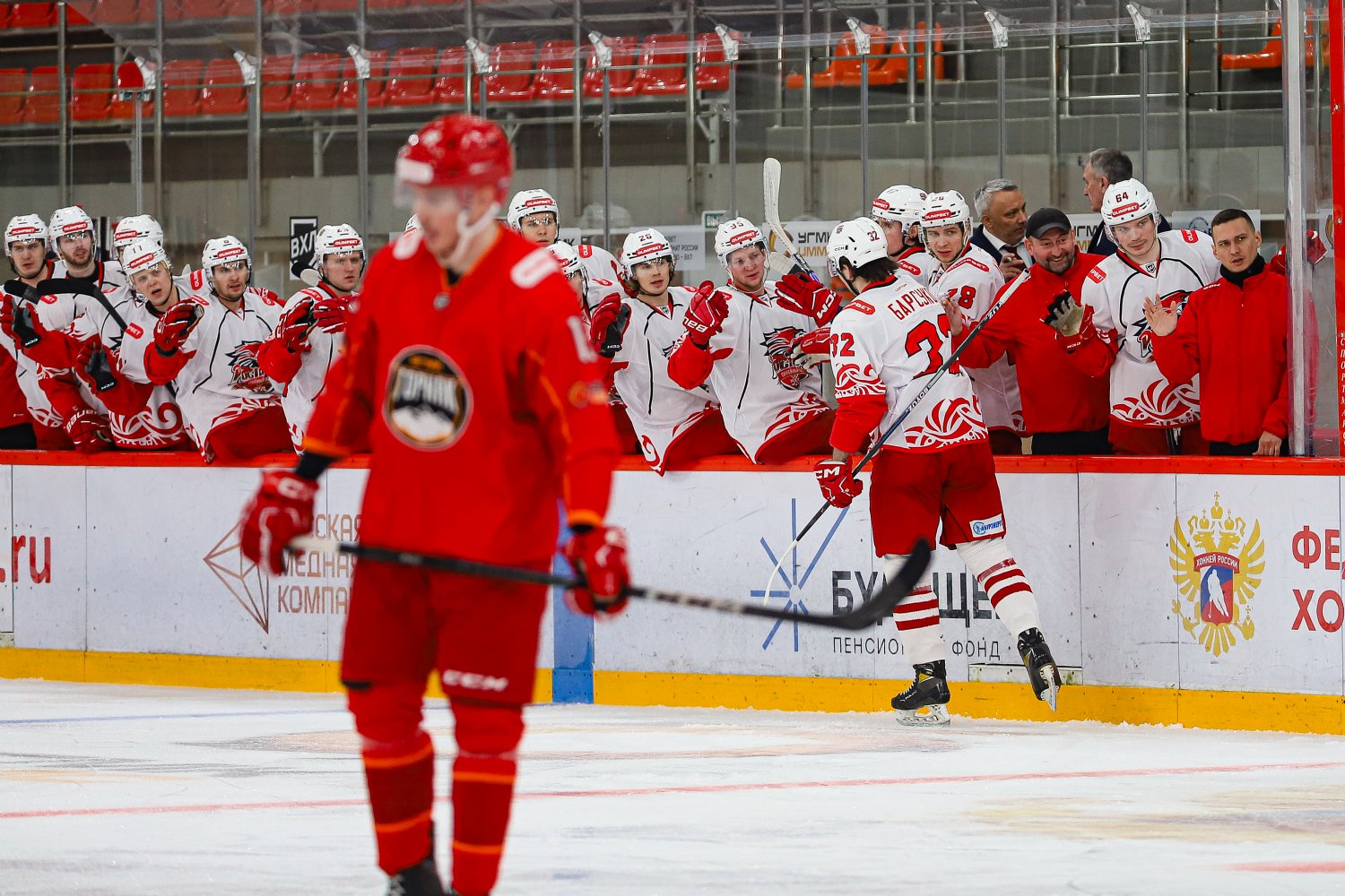 Уверенно. Командой